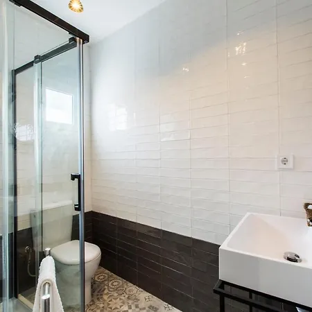 Amazing Downtown Apt With Small Balcony With View Over The Castle Lisbon Exterior photo