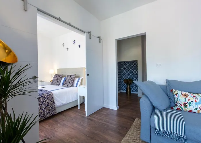 Amazing Downtown Apt With Small Balcony With View Over The Castle
