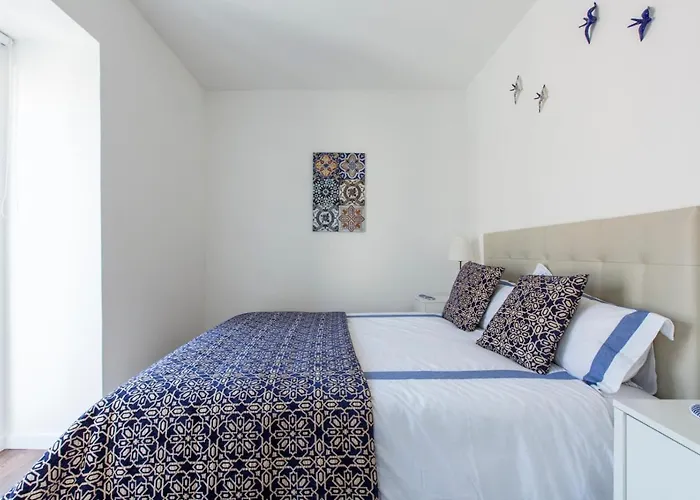 Amazing Downtown Apt With Small Balcony With View Over The Castle