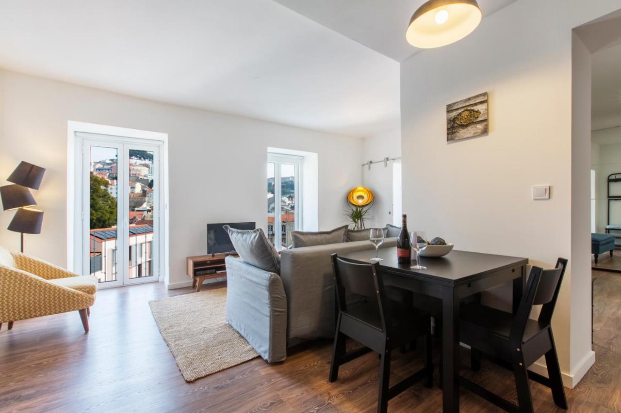 Amazing Downtown With Small Balcony With View Over The Castle * Lisbon