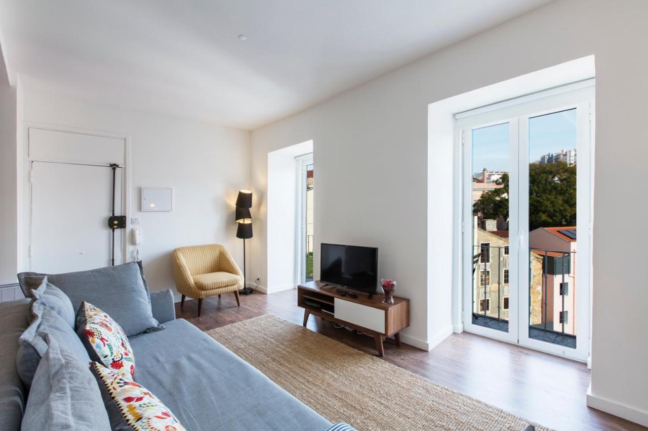 Amazing Downtown With Small Balcony With View Over The Castle * Lisbon