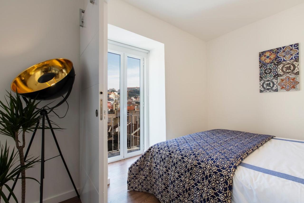 Amazing Downtown With Small Balcony With View Over The Castle Apartment *