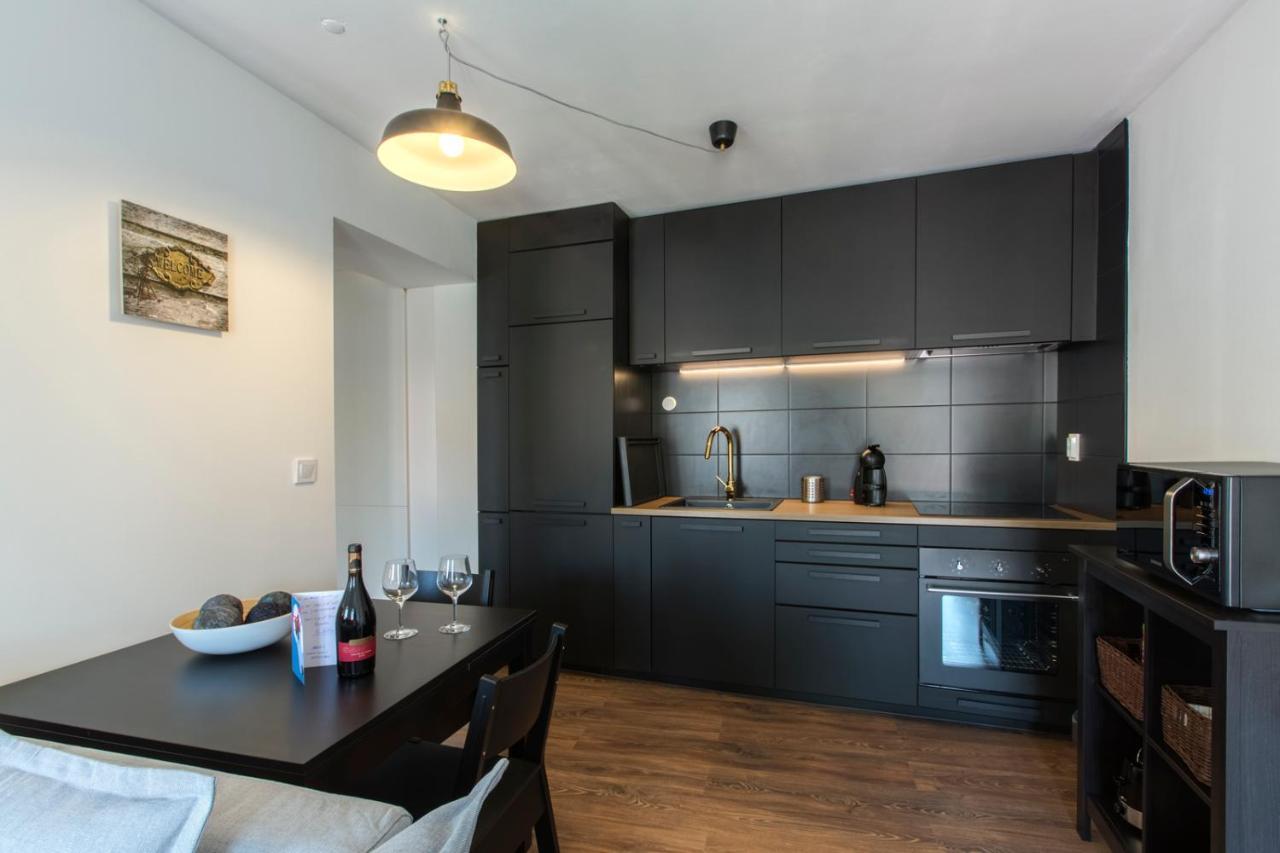 Amazing Downtown With Small Balcony With View Over The Castle * Lisbon